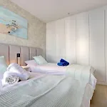 Apartment Modern 3-bedroom With Sea Views And Picture Worthy Sunsets