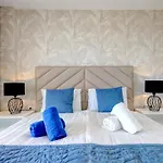 Apartment Modern 3-bedroom With Sea Views And Picture Worthy Sunsets *