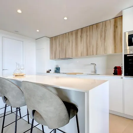 Apartment Modern 3-bedroom With Sea Views And Picture Worthy Sunsets *