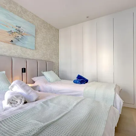 Apartment Modern 3-bedroom With Sea Views And Picture Worthy Sunsets