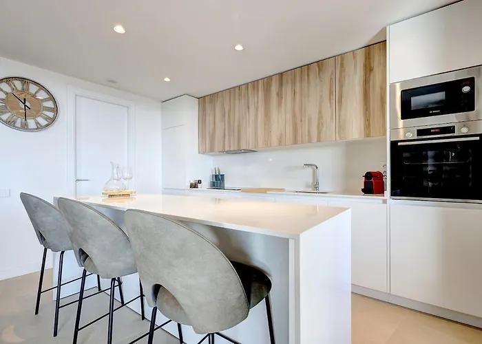 Apartment Modern 3-bedroom With Sea Views And Picture Worthy Sunsets *